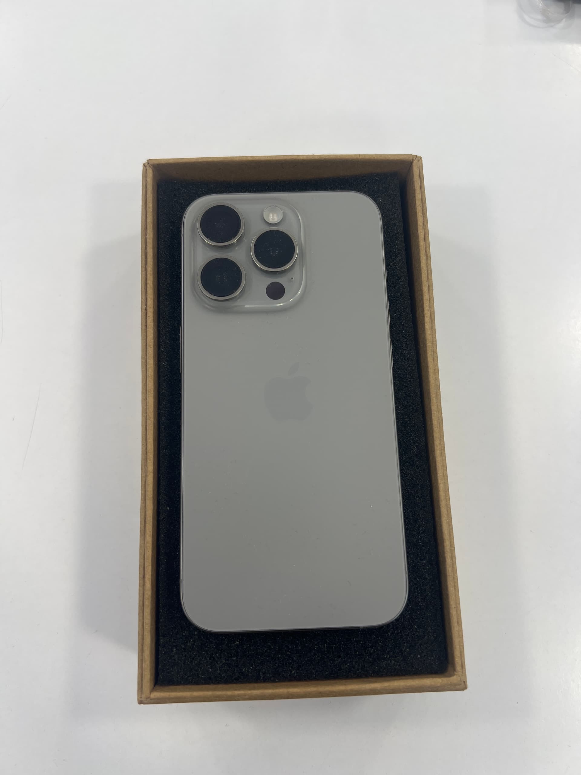 Apple İphone 15 pro 128 GB Natural titanyum
